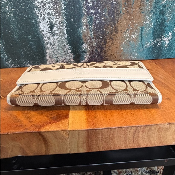 Coach Vintage Signature Khaki and White Leather Wallet - Picture 11 of 16